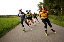 Inline Skater bei Weinfelden, Fünf Leute beim Inline Skating, Bodensee, Deutschland