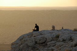 Ein Mann betrachtet den Aussicht, Offroad Sahara Reisen, Wüsten Tour, Bebel Tembain, Sahara, Tunesien, Afrika, mr