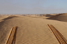 Auto Spuren im Sand, Offroad Sahara Reisen, 4x4 Wüsten Tour, Bebel Tembain, Sahara, Tunesien, Afrika, mr