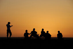 Eine Gruppe von Menschen beim Zelten in der Wüste, Bebel Tembain, Sahara, Tunesien, Afrika, m