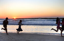 Kinder spielen im Sonnenuntergang am Mittelmeer, Tel Aviv, Israel