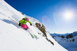 Skifahrerin beim Freeride, Skigebiet Gemsstock, Andermatt, Kanton Uri, Schweiz