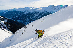 Skifahrer beim Freeride, Disentis, Kanton Graubünden, Schweiz