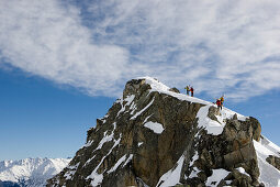 Gruppe Freerider tragen Ski auf den La Muota, Disentis, Kanton Graubünden, Schweiz