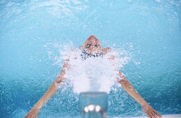 Frau im Schwimmbecken