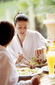 Zwei Frauen beim Wellness essen Salat