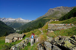 Junge Frau beim Wandern an der Alp Senevedo, Berninagruppe, Italien