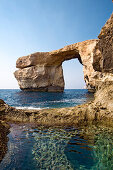 Felsbogen im Meer unter blauem Himmel, Gozo, Malta, Europa