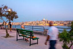 Menschen am Abend auf der Promenade, Blick auf Valletta, Sliema, Malta, Europa