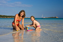 Mutter und Tochter spielen am Strand, Cala Brandinchi, Ostküste Sardinien, Italien
