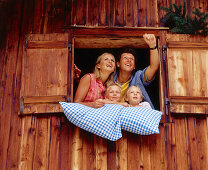 Familie schaut aus einer Almhütte, Eng, Kleiner Ahornboden, Tirol, Österreich