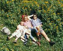 Familie liegt im Gras, Eng, Kleiner Ahornboden, Tirol, Österreich