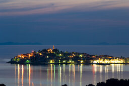 Primosten bei Nacht, Adriaküste, Kroatien