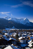 Blick über Garmisch-Partenkirchen auf Zugspitze und Alpspitze, Garmisch-Partenkirchen, Bayern, Deutschland