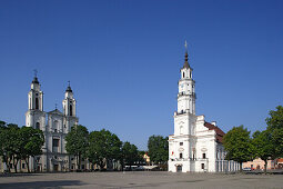Kaunas: Rathausplatz und das Rathaus, auch weisser Schwan genannt, links die Dreieinigkeitskirche, Litauen