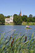 Bootfahrt am Druskonis-See. Dahinter das Kulturhaus und die Marienkirche der Stadt Druskininkai, Litauen