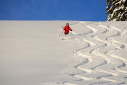 Skifahrerin, Abfahrt durch verschneite Winterlandschaft, Koppachstein, Balderschwanger Tal, Allgäuer Alpen, Allgäu, Schwaben, Bayern, Deutschland