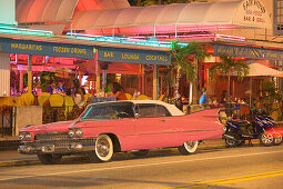 Ein Oldtimer auf der Collins Avenue am Abend, Miami Beach, Florida, USA