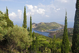 Blick über die Insel Kefalonia mit ihrem Hafen Assos, Ionische Inseln, Griechenland