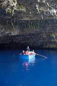 Kefalonia, Touristen fahren im Boot vor der Melissani Höhle in Sami, Ionische Inseln, Griechenland