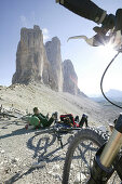 Mountainbiker rasten bei den Drei Zinnen, Dolomiten, Venetien, Italien