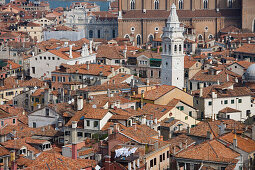 Blick vom Campanile Turm auf Dächer und Häuser, Venedig, Venetien, Italien, Europa