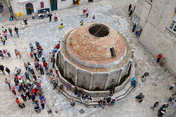 Blick von Stadtmauer auf Brunnen und Placa, Dubrovnik, Dalmatien, Kroatien, Europa