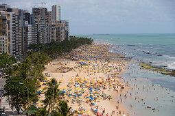 Menschenmassen am Strand, Recife, Pernambuco, Brasilien, Südamerika