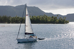Moorings Charter Yacht Segelboot segelt aus Lagune, Bora Bora, Gesellschaftsinseln, Französisch Polynesien, Südsee
