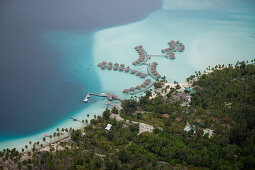 Luftaufnahme von Overwater Bungalows vom Bora Bora Pearl Beach Resort & Spa in der Bora Bora Lagune, Bora Bora, Gesellschaftsinseln, Französisch Polynesien, Südsee