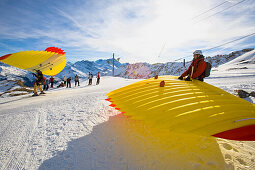 Skifahrer mit Woopy-Jump auf Skipiste, Grimentz, Wallis, Schweiz