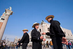 Gondoliere in der Nähe vom Dogenpalast und Markusturm, Piazza San Marco, Venedig, Venetien, Italien