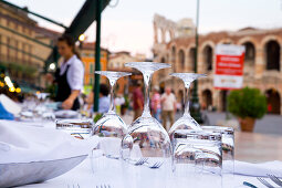 Gläser, Restaurant, Piazza Bra, Verona, Venetien, Italien