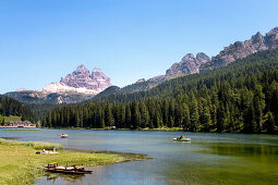 Misurinasee, Drei Zinnen, Tre Cime di Lavaredo im Hintergrund, Dolomiten, Venetien, Italien