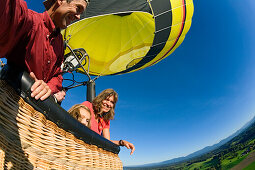 Familie fährt mit Heißluftballon, Oberbayern, Bavaria, Deutschland