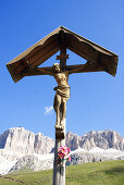 Holzkreuz in den Dolomiten, Südtirol, Italien