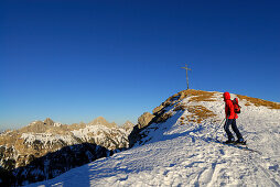 young woman ascending Krinnenspitze, Tannheim range (Rote Flüh, Gimpel, Kellenspitze) in background, Allgaeu range, Allgaeu, Tyrol, Austria