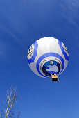 ballooning, hot air balloon with waving passengers in gondola, Montgolfiade in Bad Wiessee at lake Tegernsee, Upper Bavaria, Bavaria, Germany