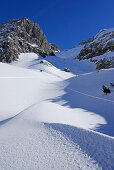 Schneebedecktes Kar mit Schneedünen unter den Schafalpenköpfen, Ochsenloch, Kleinwalsertal, Allgäuer Alpen, Allgäu, Vorarlberg, Österreich