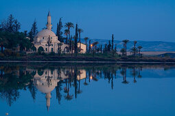 Moschee Hala Sultan Tekke im Abendlicht, Larnaka Salzsee, Larnaka, Südzypern, Zypern
