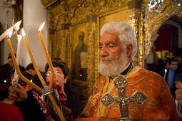 Priester zündet Kerzen an, Gottesdienst mit Kerzen am Ostersonntag, Kloster Omodos, Troodos Gebirge, Südzypern, Zypern
