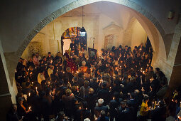 Gottesdienst mit Kerzen am Ostersonntag, Kloster Omodos, Troodos Gebirge, Südzypern, Zypern