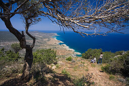 Leute beim Wandern, Wanderung nach Moutis tis Sotiras, 370m, Aphrodite Trail, Jalos Activ, Tour, Akamas Naturpark, Südzypern, Zypern