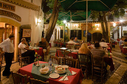 Leben in der Stadt, Leute vor einem Restaurant, Rimi Restaurant, Nachts, Laiki Geitonia, Nicosia, Nikosia, Lefkosia, Südzypern, Zypern