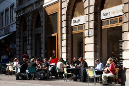 Leute in einem Straßencafe, Gerbergasse, Basel, Schweiz
