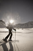 Frau auf einer Skitour, Sonnblickgruppe, Nationalpark Hohe Tauern, Rauris, Salzburger Land, Österreich