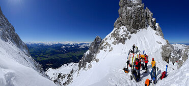 Gruppe von Skitourengeher rastet, Griesner Kar, Wilder Kaiser, Kaisergebirge, Tirol, Österreich