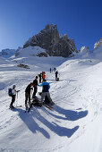 Skitourengeher rasten im Griesner Kar, Wilder Kaiser, Kaisergebirge, Tirol, Österreich