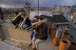 Musizieren aufs Dach in Paris, Blasinstrument, Schornstein, Dachlandschaft, Ile Saint Louis 1. Arrondissement, Paris, Frankreich
