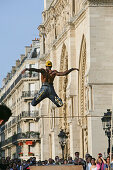 Jugendliche mit Inliner, Sportwettbewerb, Sprung über Seil, Kathedrale Notre Dame, gotisch, Domvorplatz, 4. Arrondissement, Paris, Frankreich
